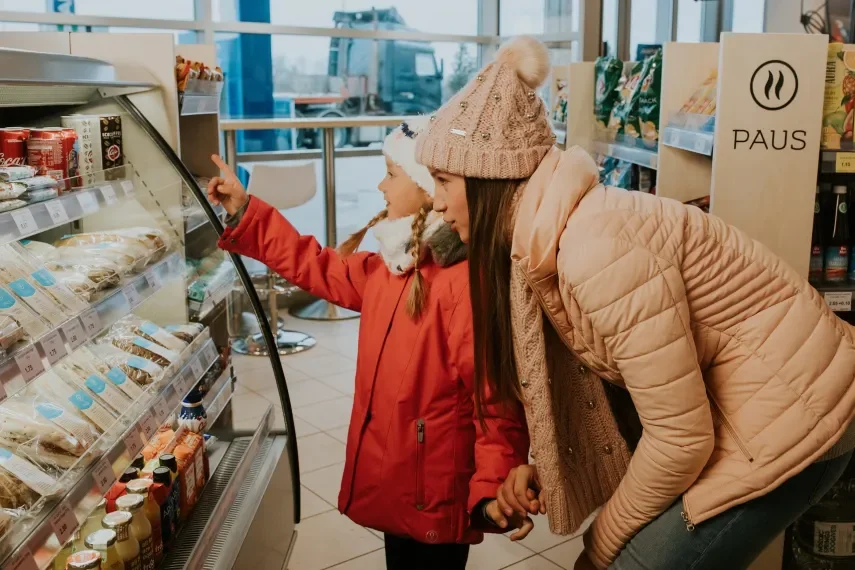 Mother and daughter at the filling station / convenience store