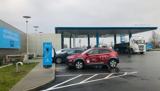 Tallinna Peterburi tee 77 Alexelas asuv elektriautode kiirlaadija